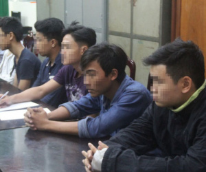 Nhóm thiếu niên dùng gạch đập phá ôtô chỉ... để cho vui