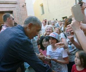 Obama bị "cuốn đi" giữa dòng người hâm mộ ở Italy