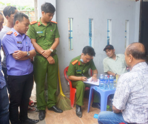 Phát hiện thi thể người đàn ông chết ngồi, cổ quấn dây thắt lưng