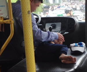 Hình ảnh đẹp: Cậu bé ngủ ngon lành trên xe bus, bên cạnh vô lăng của cha...