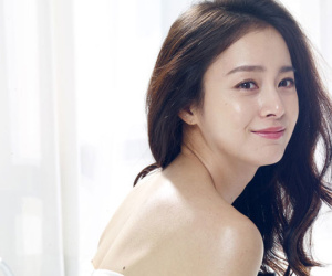 Kim Tae Hee chưa nghỉ việc để dưỡng thai