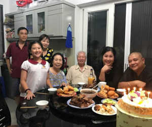 NSND Hồng Vân mừng tuổi 51 bên gia đình