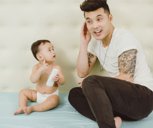 Ưng Hoàng Phúc đùa nghịch cùng con trai đáng yêu
