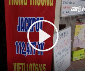 Video: Căng băng rôn tìm chủ nhân trúng giải vé số kỷ lục 112 tỷ đồng ở Hà Nội