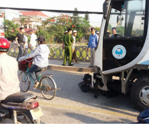 Ô tô khách đâm trúng 2 người đàn ông khiến một người tử vong tại chỗ, người còn lại văng xuống sông