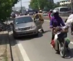 Video: CSGT bất ngờ khống chế lái xe giữa phố Hà Nội
