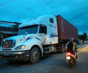 Xe container ép xe cảnh sát, vượt đèn đỏ trên đường bỏ chạy