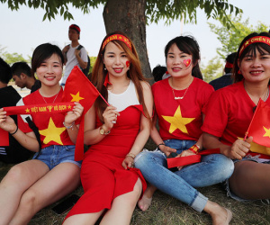 CĐV Việt Nam "bủa vây" sân Jeonju