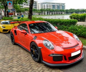 Cường Đô La tự tay rửa siêu xe Porsche 911 GT3 mới tậu