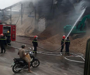 Kho chứa hàng chục ngàn tấn nông sản âm ỉ cháy hơn 1 ngày