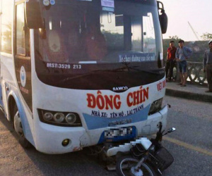 Xe khách đâm 1 người chết, 1 người văng xuống sông mất tích