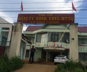 Cách chức chủ tịch xã thêm dấu "sắc" vào bằng cấp 3