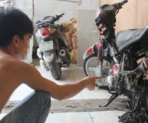 Chủ vựa dừa ở TP.HCM bị giang hồ ném bom xăng, đốt xe máy