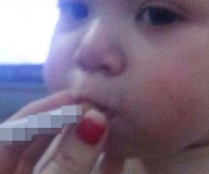 Dân mạng phẫn nộ trước màn đùa cợt của người lớn cho bé trai thử hút thuốc lá