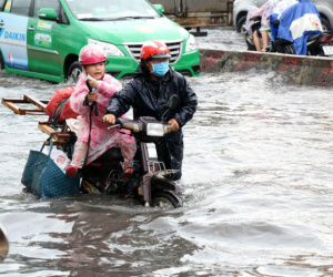 Đường ở khu Nam Sài Gòn thành sông sau một giờ mưa