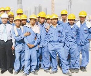 Lao động Việt ở nước ngoài: Làm, ăn, ngủ và lướt web