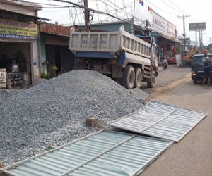 Rào chắn công trình ở TP HCM đè 2 người đi đường