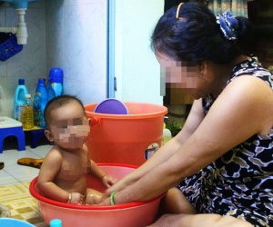 Con gái nói xấu mẹ đẻ "vừa bẩn vừa lười, rảnh mà ham ngủ, không thức đêm trông cháu" khiến dân mạng dậy sóng