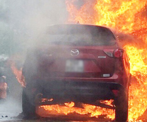 Đỗ cạnh đống rác đang đốt, Mazda CX5 bốc cháy ngùn ngụt