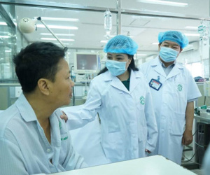Gần trăm bệnh nhân Hòa Bình về Hà Nội chạy thận sau sự cố sốc phản vệ