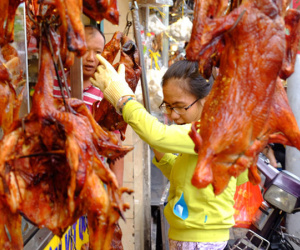 Tết Đoan Ngọ, tiệm vịt quay Sài Gòn bán hơn 2.000 con/ ngày, thu tiền “khủng”