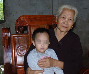Gặp lại cô bé mới 6 tháng tuổi đã bị kẻ ác chém trọng thương bên thi thể người mẹ