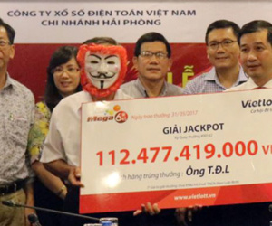 Khách hàng tại Hà Nội nhận giải xổ số kỷ lục 112 tỷ đồng