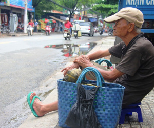 Tết Đoan Ngọ, nhà nhà sum vầy, cha già trăm tuổi vẫn đi bộ khắp Sài Gòn, bán bánh ú nuôi hai con gái