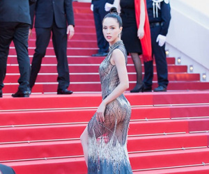 Vũ Ngọc Anh "tiếp thị cơ thể" triệt để tại lễ bế mạc LHP Cannes 2017