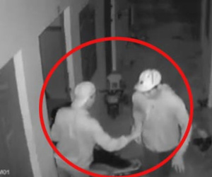 Clip: 2 kẻ đột nhập khu trọ trong đêm, liều lĩnh cậy cửa dắt xe máy