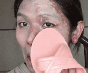 Cô gái Thái Lan đánh phấn, kẻ mắt bằng dép
