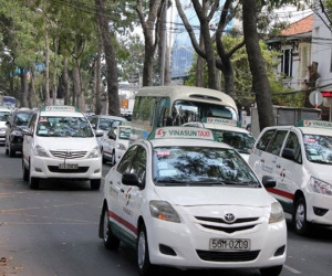 Cuộc chiến taxi: Vinasun tuyên bố kiện Uber, Grab tới cùng