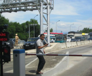Phản đối trạm thu phí Quán Hàu, dân mang ôtô chặn đường