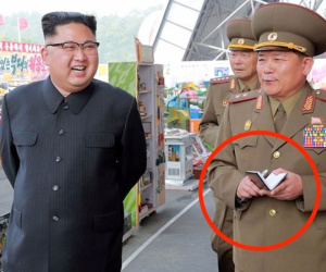 Vì sao ai vây quanh Kim Jong Un cũng cầm sổ tay?