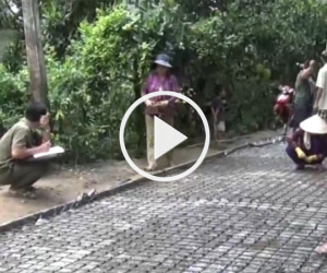 Video: Dân phản đối sử dụng xi măng vón cục làm đường
