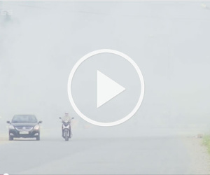 Video: Đường Hà Nội mù mịt khói vì người dân đốt rơm rạ