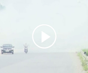 Video: Đường Hà Nội mù mịt khói vì người dân đốt rơm rạ