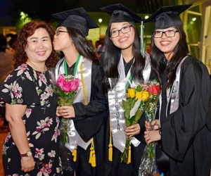 Chị em sinh 3 người Việt “ghi danh” vào lịch sử giáo dục bang Texas