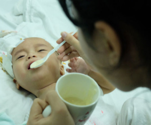 Chồng bặt vô âm tích, mẹ trẻ đau khổ 9 tháng trời một mình nuôi con bạo bệnh