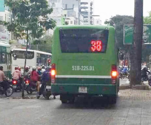 Clip: Không dừng chờ đèn đỏ, xe buýt bẻ lái leo thẳng lên vỉa hè Sài Gòn để lưu thông