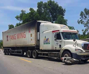 Nam sinh lớp 8 bị xe container tông tử vong khi băng qua đường