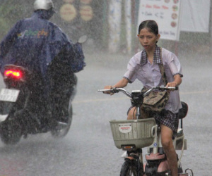 Sài Gòn mưa "tối mặt", Hà Nội nắng nóng hơn 40 độ C
