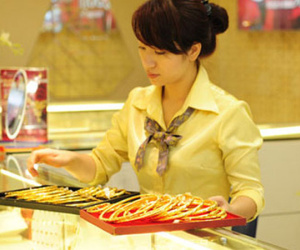 Vàng giảm giá, nhà đầu tư nghe ngóng