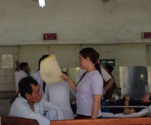 Bệnh viện hầm hập ngày nắng nóng 40 độ