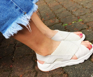 Đoạn clip về đôi sandals mới của Nike khiến nàng nào cũng muốn mua ngay