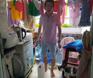 Nắng 40 độ, dân Hà Nội nghỉ làm ở nhà canh nước sinh hoạt