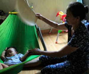 Nóng 40 độ, sinh hoạt nhiều gia đình Hà Nội đảo lộn