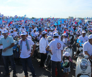 Phnom Penh "nóng" từng giờ khi đảng lớn xuống đường