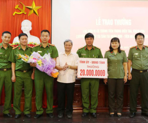 Thưởng “nóng” đơn vị phá án vụ dùng súng nhựa để cướp 19 điện thoại