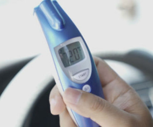 Video khi Hà Nội nóng kỷ lục: Yên xe máy 68 độ C, ôtô 72 độ C